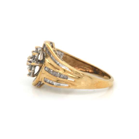 Simple & Chic Yellow Gold Diamond Cluster Ring
