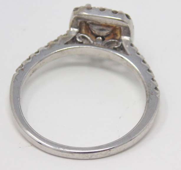 Sparkling Round Brilliant Cut Diamond & Yellow Diamond Ring