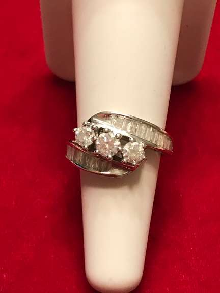 14K WHITE GOLD LADIES DIAMOND RING