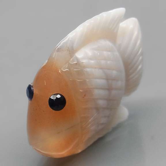 Gorgeous 25.27ct striped Agate and Sapphire carving