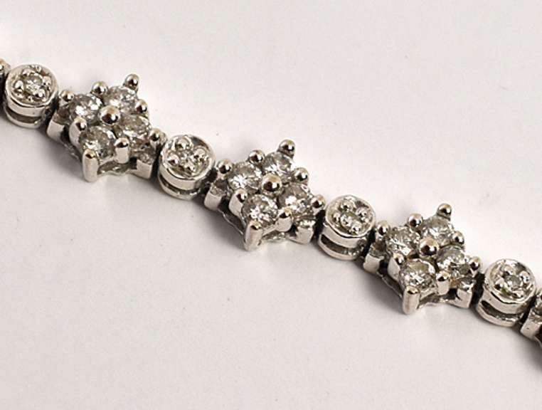 Nicely Designed Sparkling Diamond Bracelet