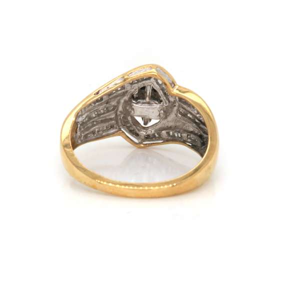 Simple & Chic Yellow Gold Diamond Cluster Ring