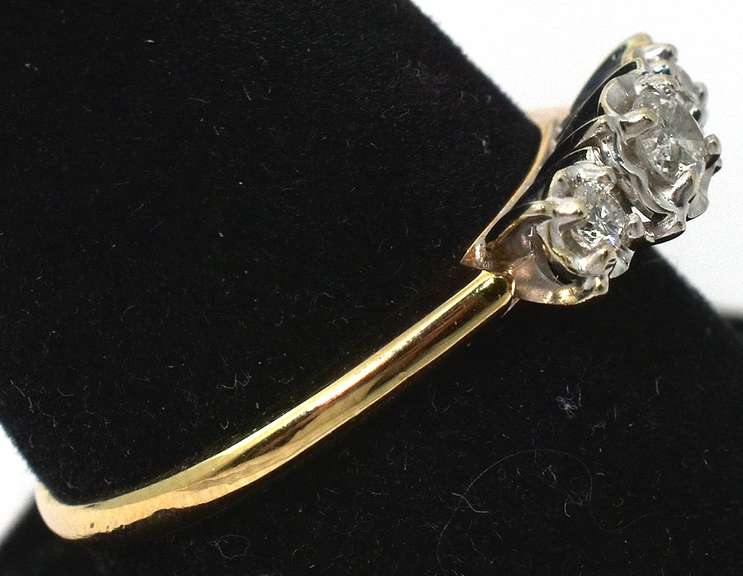 Shimmering 3-Stone Diamond Ring in Yellow Gold