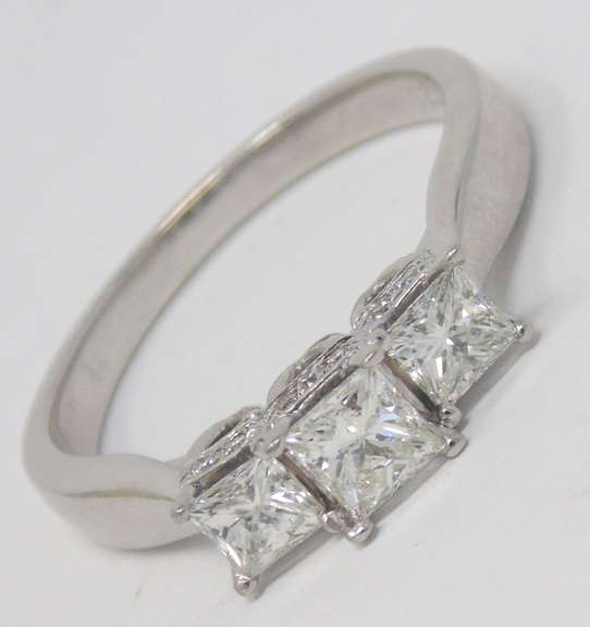 Brilliant 18kt Princess Cut Diamond Engagement Ring