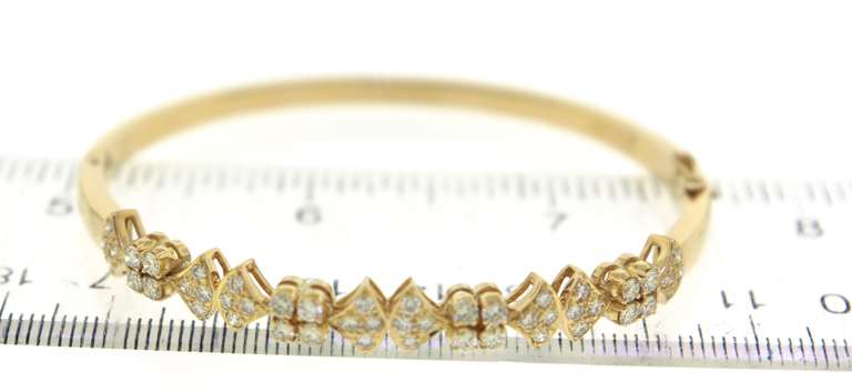 Dreamy 18kt YG 2CTW Round Brilliant Cut Diamond Bangle