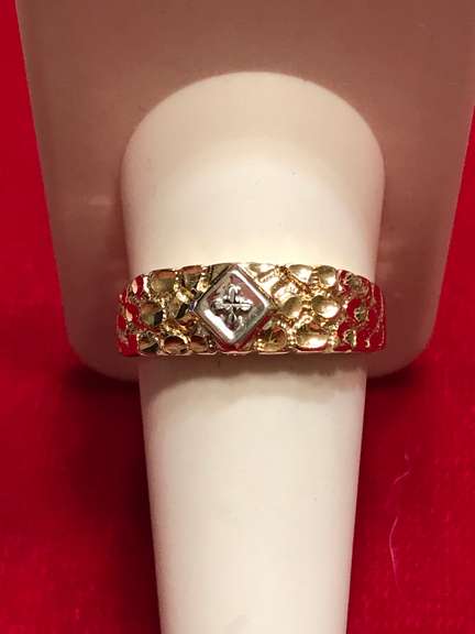 MEN'S 10K GOLD AND DIAMOND CUT RING