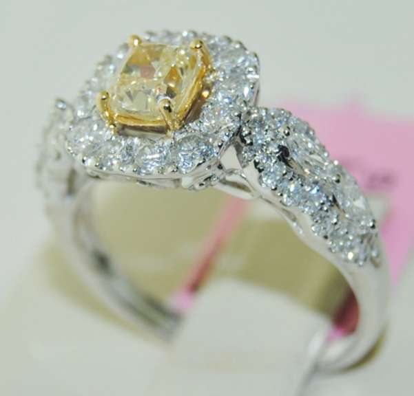Dazzling 18kt Diamond Ring