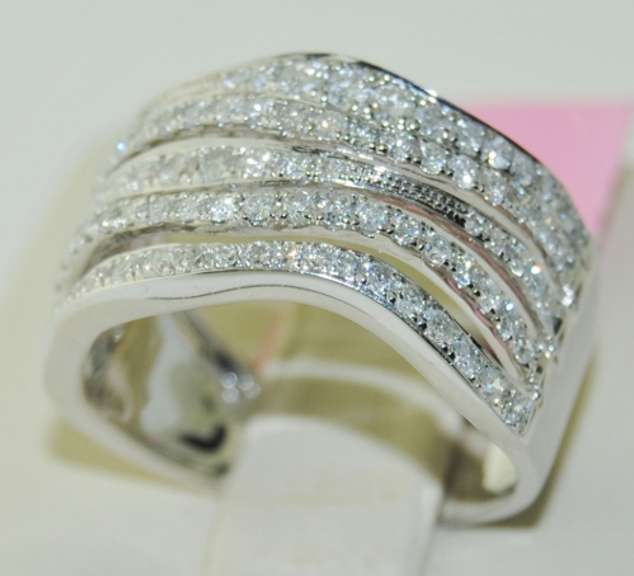 Dazzling 14kt Diamond Ring