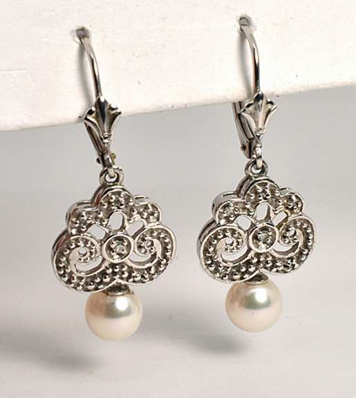Femine WG Dangle Pearl Dangle Earrings