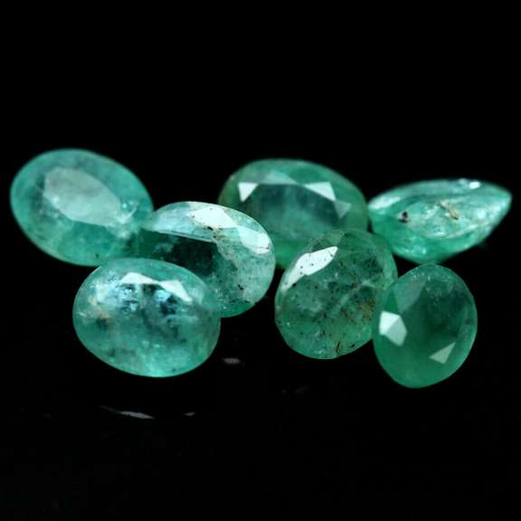 Bright emerald green 7.05ct 7pc emerald set