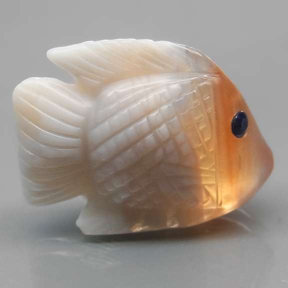 Gorgeous 25.27ct striped Agate and Sapphire carving