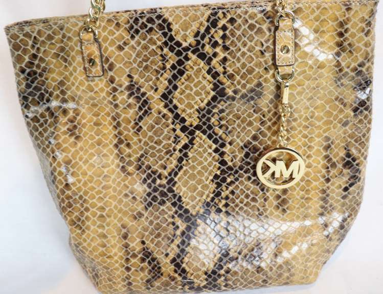Micheal Kors Jet Set Chain Shoulder Tote