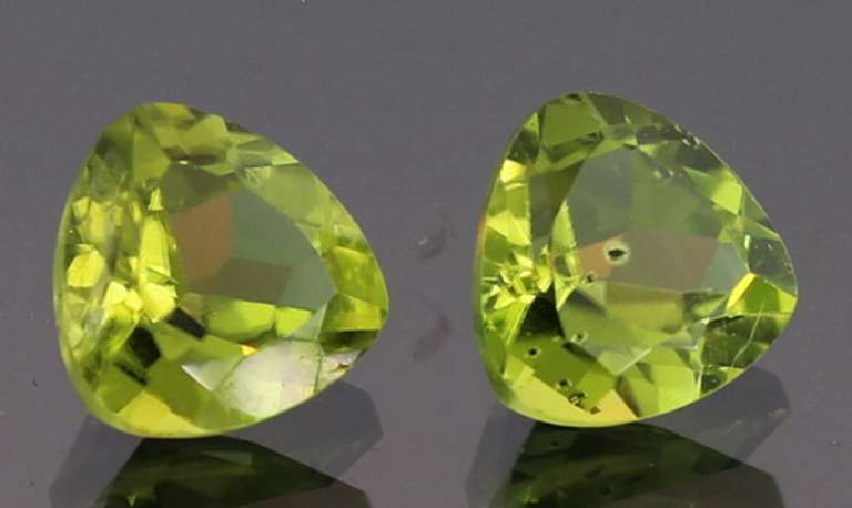 Fantastic 2.81ct 7x7mm trilliant cut Peridot set