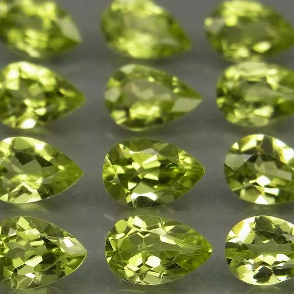 Fantastic 5.39ct 6x4mm round cut Peridot set