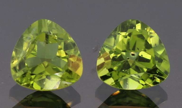 Fantastic 2.81ct 7x7mm trilliant cut Peridot set