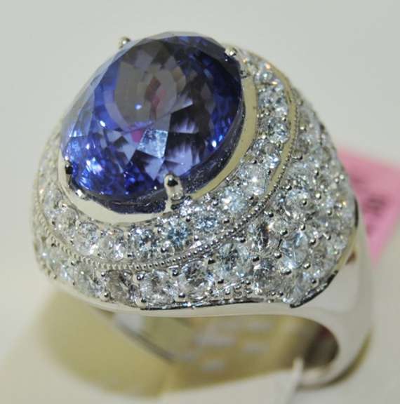 Tempting Tanzanite and Diamond 18kt Ring
