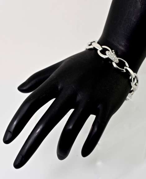 Simple Elegance in a 14K Link Bracelet with Diamond Clasp