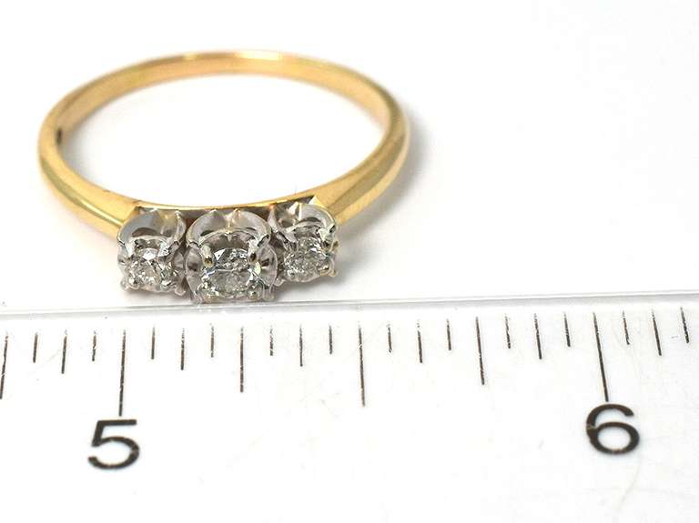 Shimmering 3-Stone Diamond Ring in Yellow Gold
