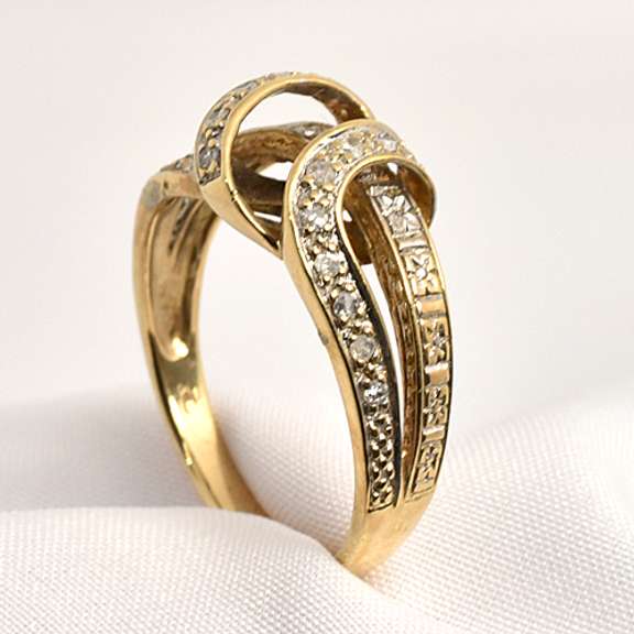 Interesting Diamond Crossover Ring