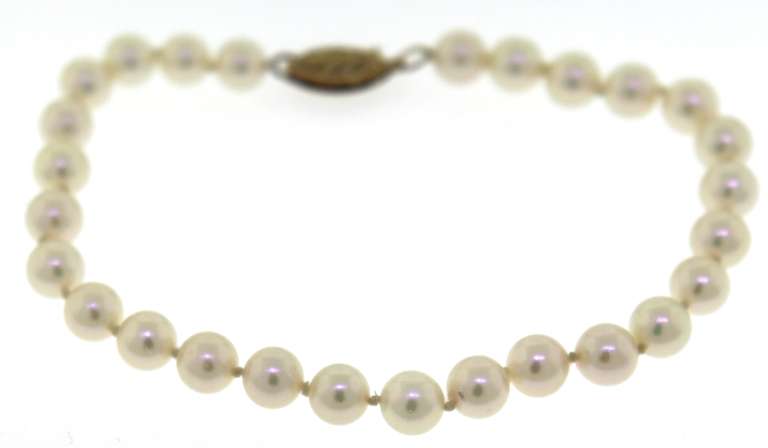 Elegant Pearl Bracelet with Gold Clasp