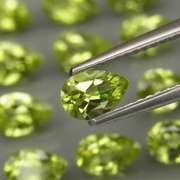 Fantastic 5.39ct 6x4mm round cut Peridot set