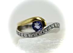 Stunning 18K Tanzanite and Diamond Ring