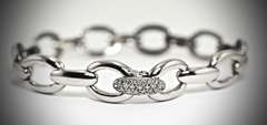 Simple Elegance in a 14K Link Bracelet with Diamond Clasp