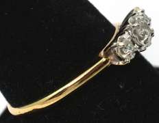 Shimmering 3-Stone Diamond Ring in Yellow Gold