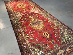 MAGNIFICENT VINTAGE RUNNER 3'.11"X10'.3"