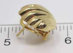 Beautiful 18kt Yellow Gold Shell Earrings