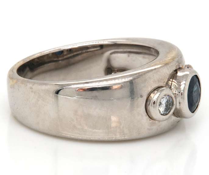 Fabulous 18kt WG Diamond and Sapphire Ring