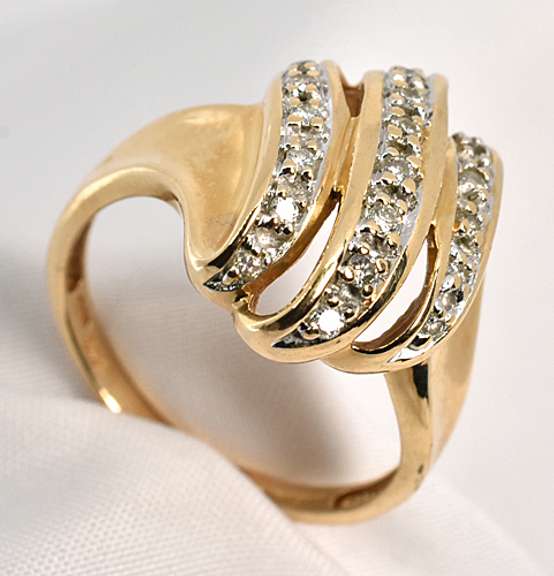 Tasteful 14k Diamond Cluster Ring