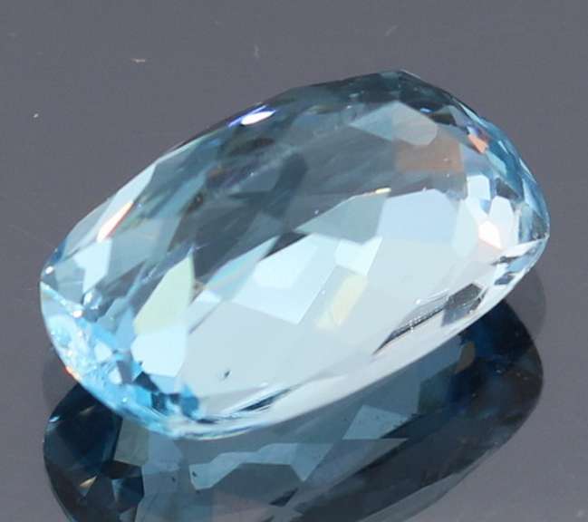 Full sparkle! 7.57ct vivid sky blue Topaz