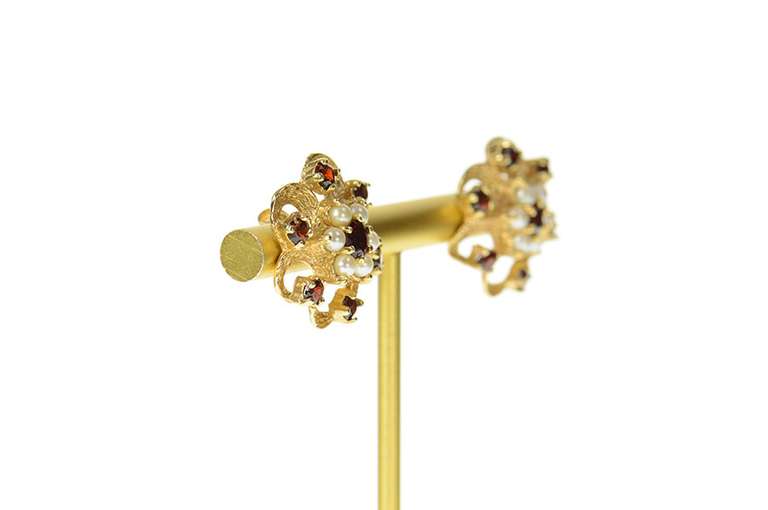 10K Yellow Gold 1960's Retro Garnet Pearl Swirl Stud Earrings