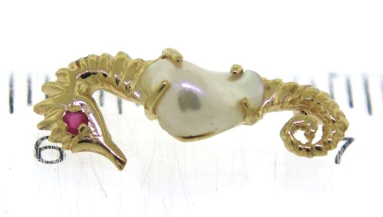 Favorite Yellow Gold Seahorse Pin