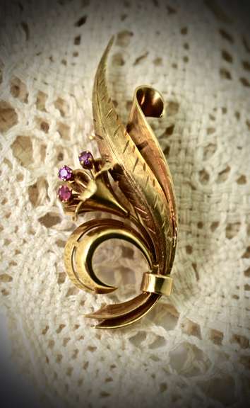 Charming Vintage Tiffany 18K Brooch with Rubies