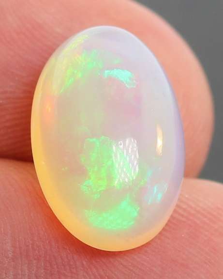 Ravishing 5.25ct snow white Welo Opal