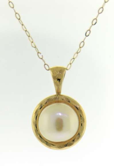 Elegant Fresh water Pearl Pendant on Chain