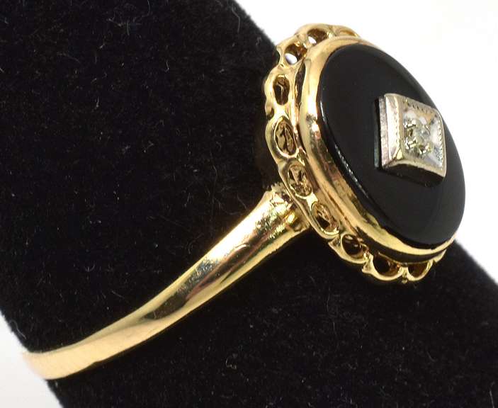 Sweet Black Onyx Ring in Yellow Gold