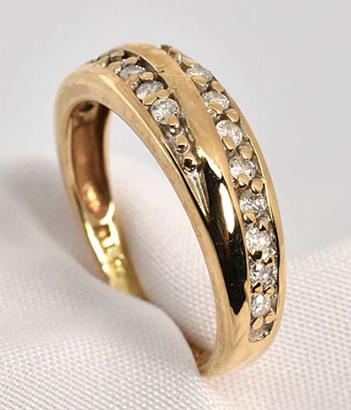 Cute 1/4 ct. t.w. Diamond Band