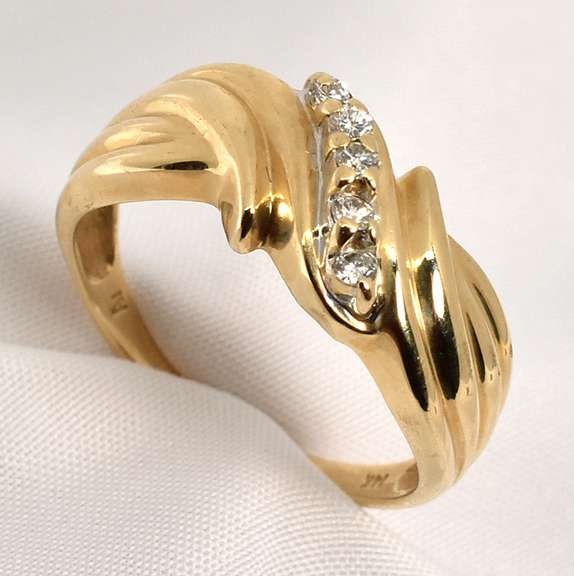 Easy to Wear 5 Diamond Ring
