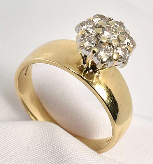 Sparkling Traditional Diamond Cluster Ring
