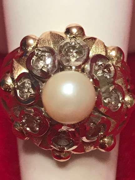 ladies 18k yellow gold diamond and pearl pyramid ring