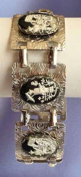 Chinese Reverse Intaglio, Lady w/ Umbrella 'Geisha' & 'Rickshaw' Bracelet