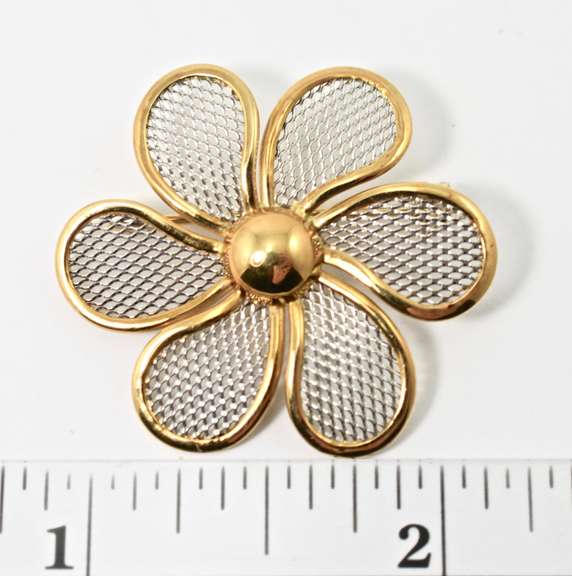 Delightful 18K and Platinum Flower Brooch