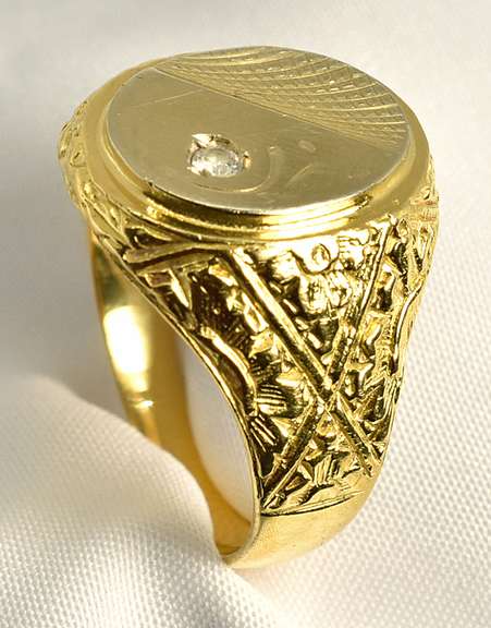 Nice Man's 18k Signet Style Ring