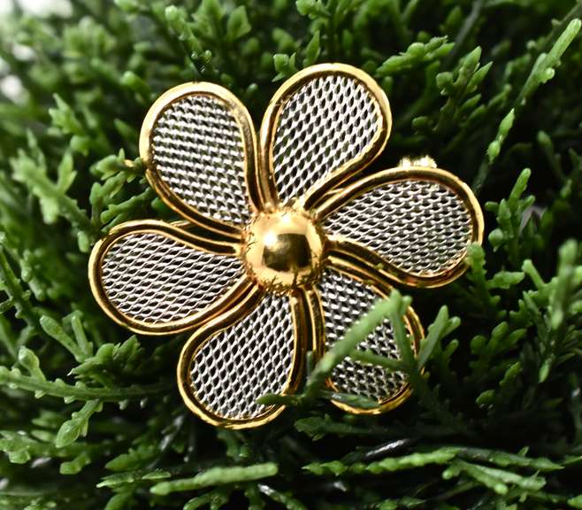 Delightful 18K and Platinum Flower Brooch