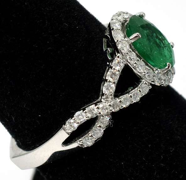 Very elegant 18KT Emerald & Diamond Ring