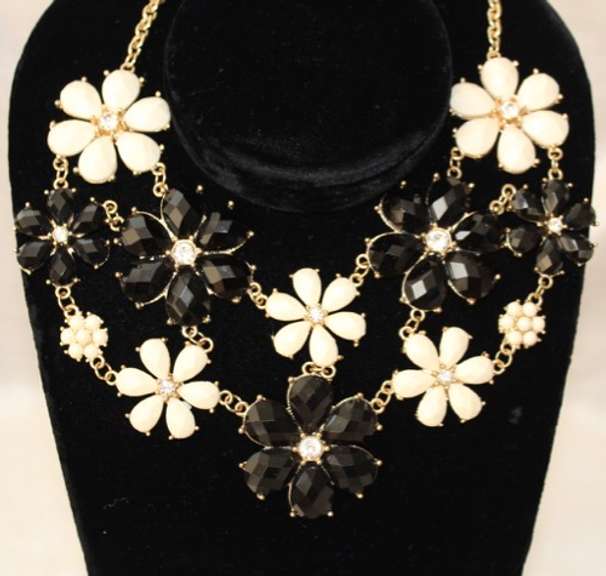 Set Of Fashion Jewelry Neck Lace