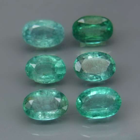 Vivid! Top green 3.29ct Colombian Emerald set